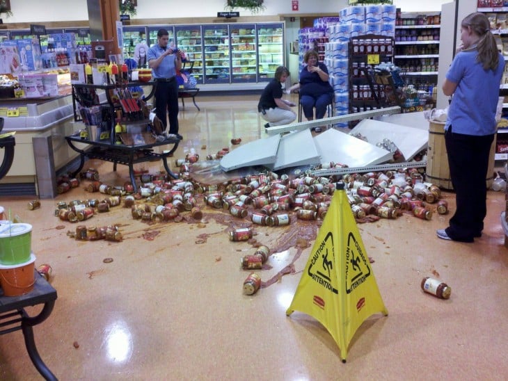 latas de refresco tiradas en el suelo del centro comercial todas derramadas