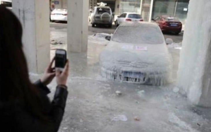 avientan agua hirviendo a carro donde el clima es de -41 grados