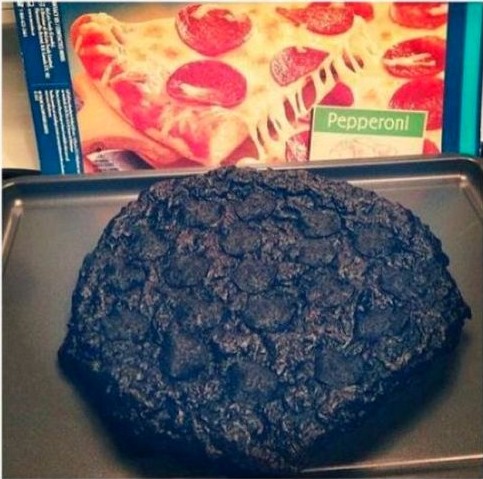 pizza nueva de peperoni quemada asi fue entregada