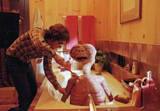 muñeco e.t. recibiendo un baño