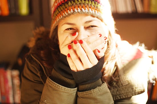 mujer burlandose con gorro de invierno