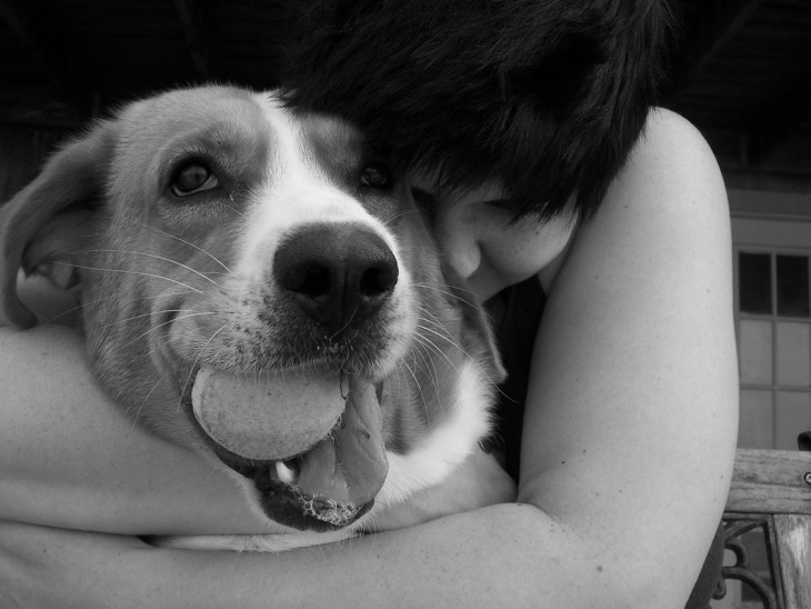 niño abrazando a su perro muy afectuoso