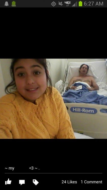 niña se toma selfie con el papa al fondo acostado en la cama de uin hospital