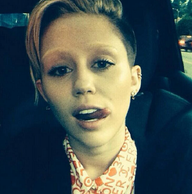 Miley Cyrus selfie con cejas doradas