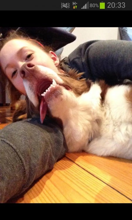 niña se toma selfie con su perro simulando el hocico del perro es de ella