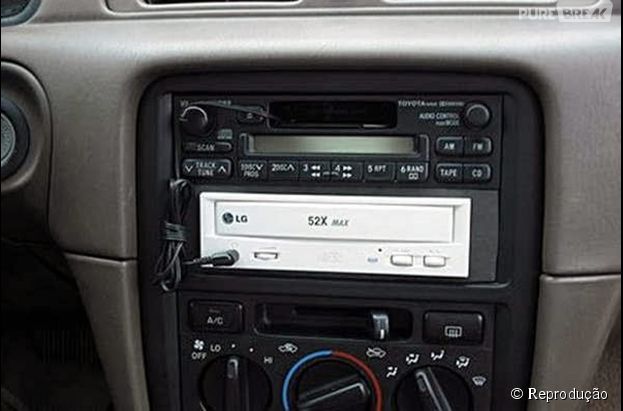 reproductor de cd para computadora colocada a un carro para escuchar la musica