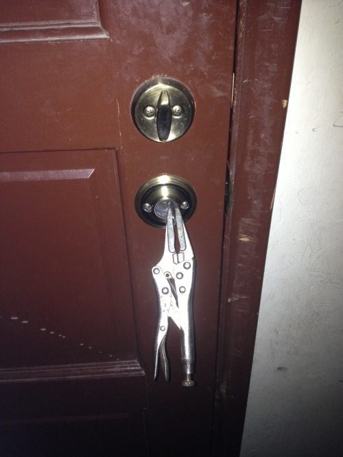 puerta que se abre con una llave perica a falta de cerradura útil