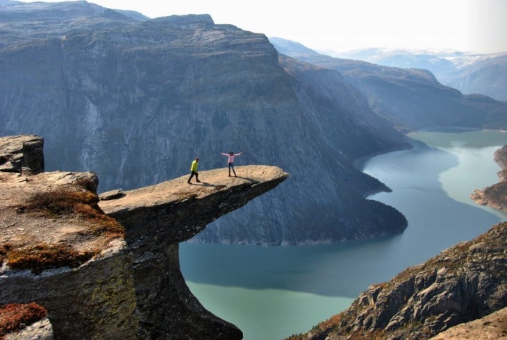 Personas a la orilla de la TrollTunga de Noruega 