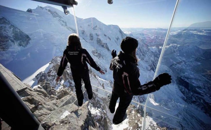 chicas dentro del  Step Into The Void en una montaña de Europa 