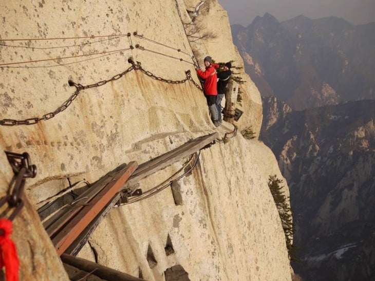 Personas caminando a través del Monte Huashan 