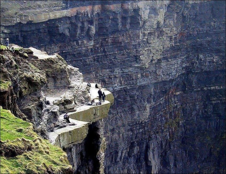 Personas caminando sobre el acantilado de Moher 