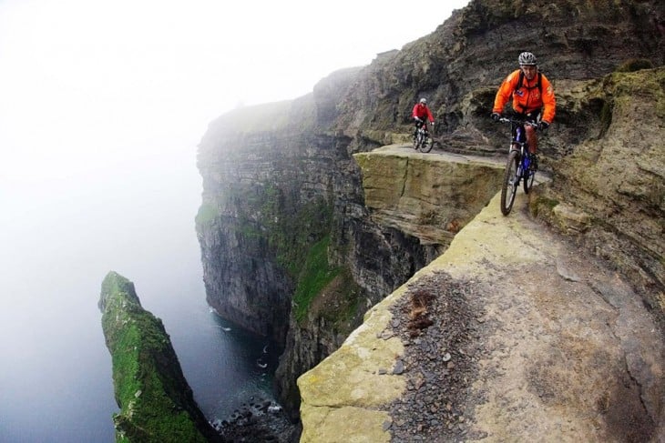 Personas en su bicicleta dando una vuelta sobre el acantilado de Moher 