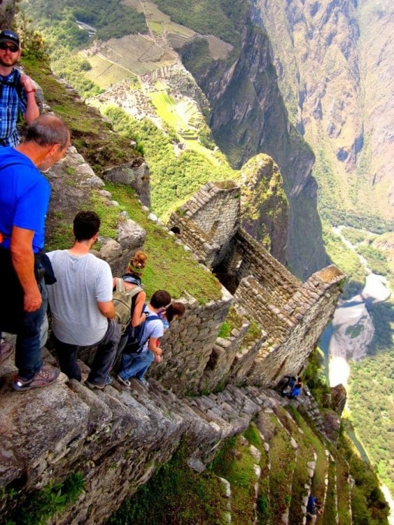 Personas bajando sobre la montaña Huayna Picchu