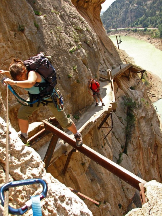 Personas atravesando el caminito del Rey 