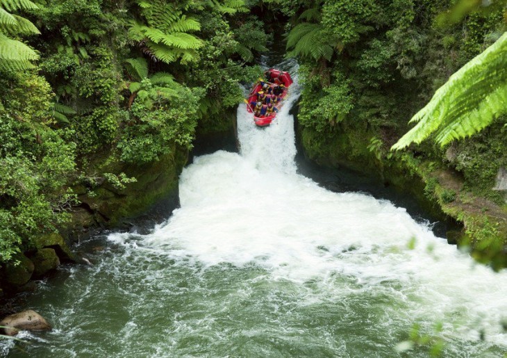 Rafting extremo en un río de Nueva Zelanda 