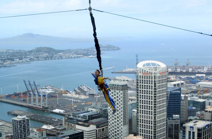 Persona que se lanzó de la Sky Tower