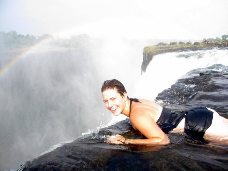 Chica a la orilla de las cataratas Victoria 