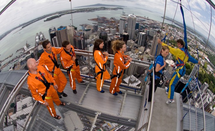 Personas esperando a lanzarse de la Sky Tower 