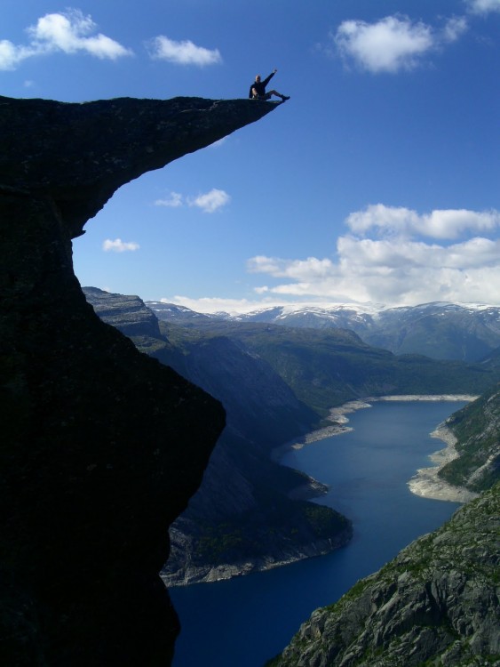 Persona a la orilla de TrollTunga en Noruega 