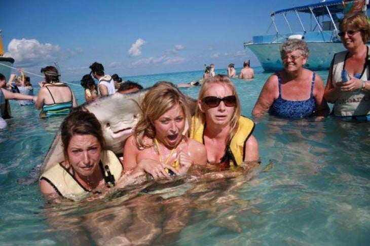 manta raya asusta a mujeres en el agua