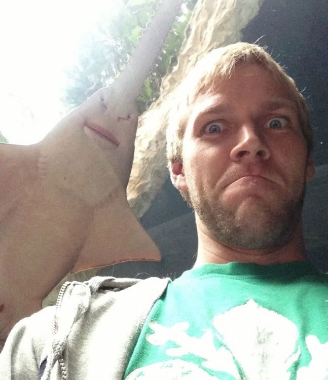 hombre en acuario con remera verde