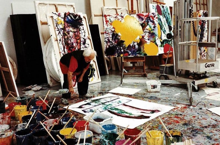 Sam Francis con sus obras de arte 