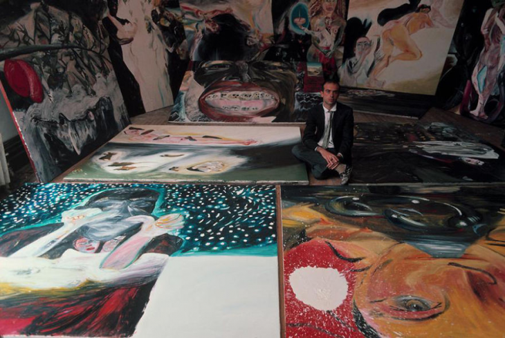 Francesco Clemente con sus obras de arte 