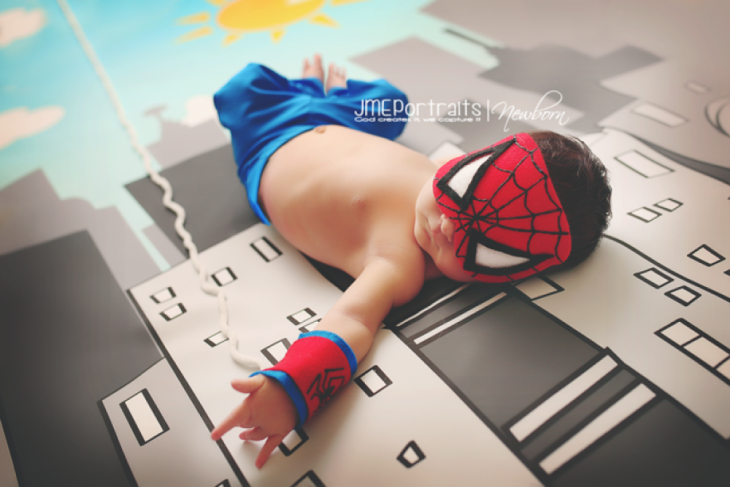 bebé disfrazado de spiderman