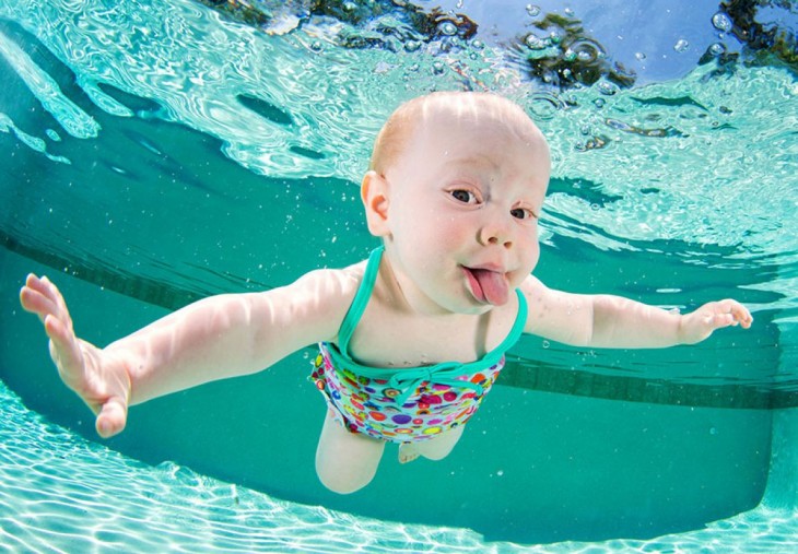  bebé  nadando bajo el agua