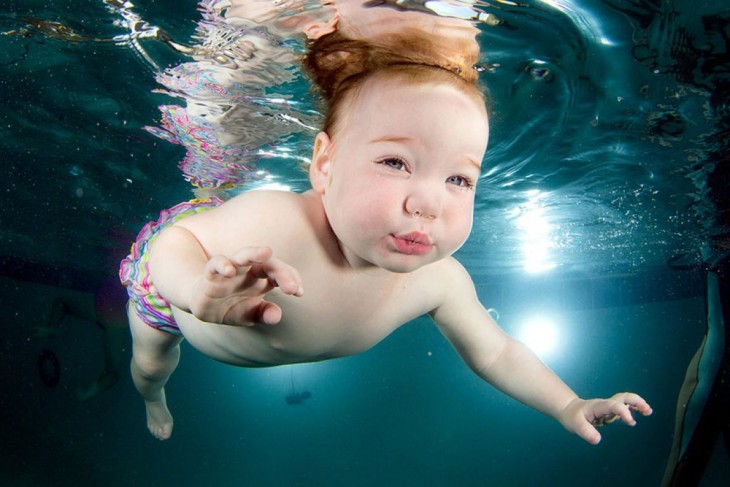  bebé  nadando bajo el agua