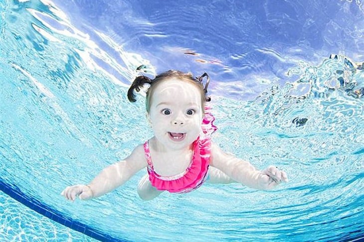  bebé  nadando bajo el agua