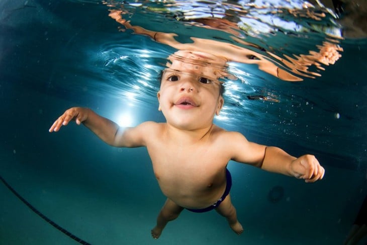  bebé  nadando bajo el agua