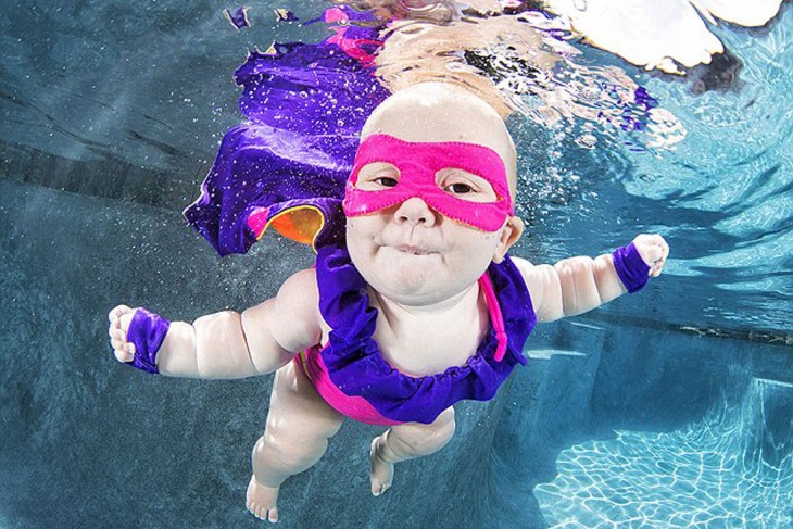  bebé super heroe  nadando bajo el agua