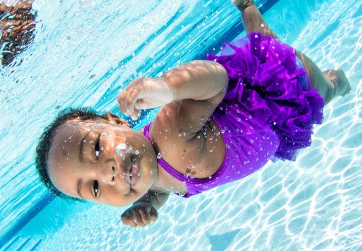  bebé princesa nadando bajo el agua