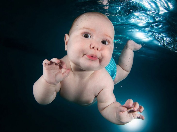  bebé  nadando bajo el agua