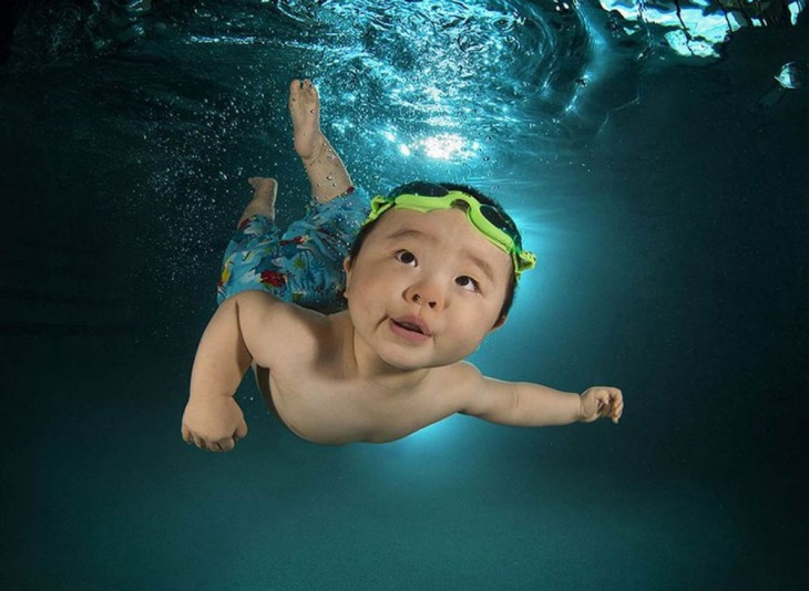  bebé chino nadando bajo el agua