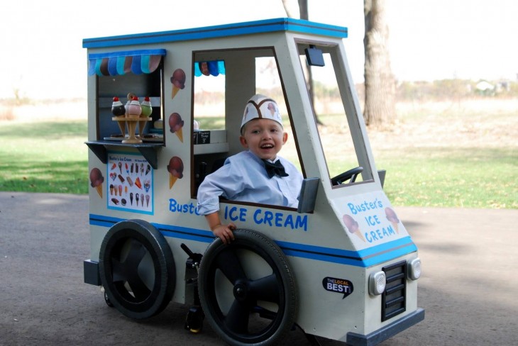 Niño disfrazado de carro de helados 