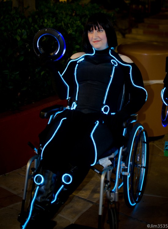 Mujer disfrazada de un personaje de The Tron Legacy 