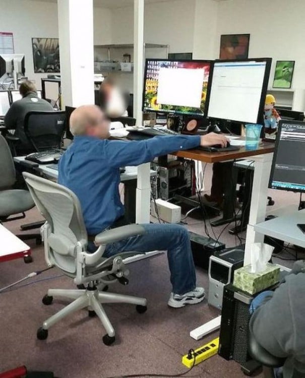 Hombre sentado frente a una computadora 