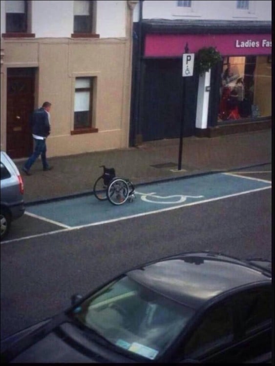 Silla de ruedas en un estacionamiento para personas discapacitadas 