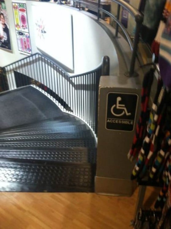 Escaleras en un centro comercial 