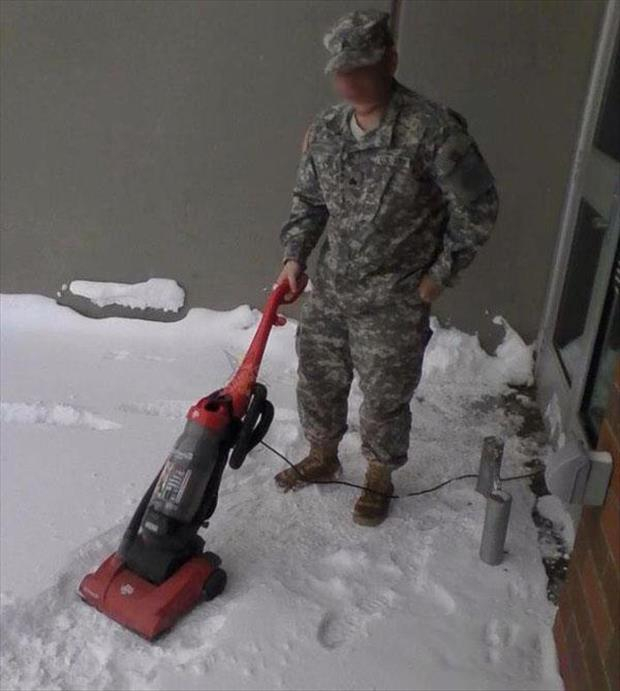 Hombre vestido de soldado puliendo la nieve 