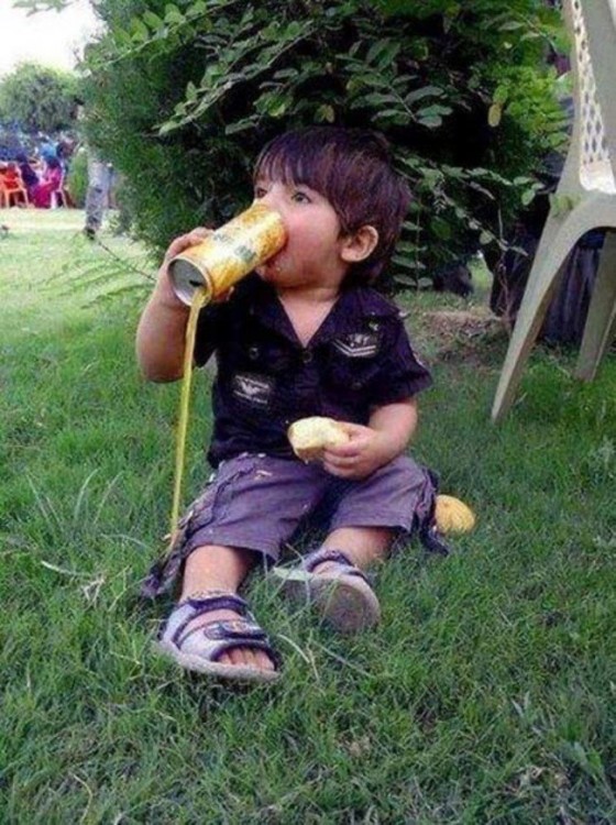 Niño tomando un jugo al revés 