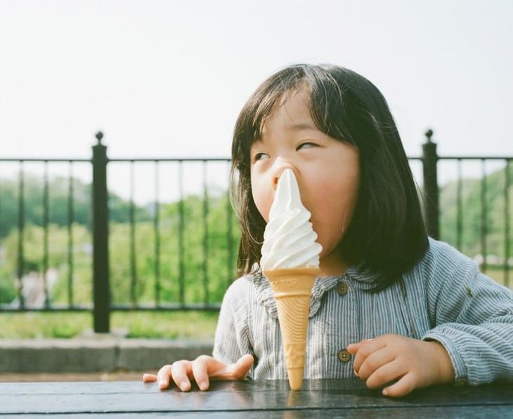 Niña metiendo un helado a su nariz 