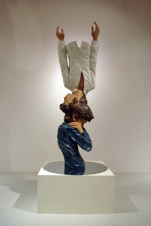 Escultura dos hombres unidos por la cabeza