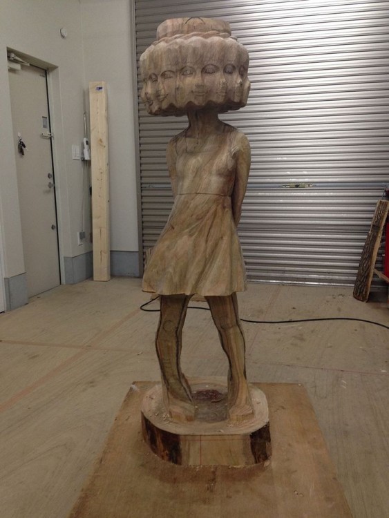 Figura de una niña hecha de madera 