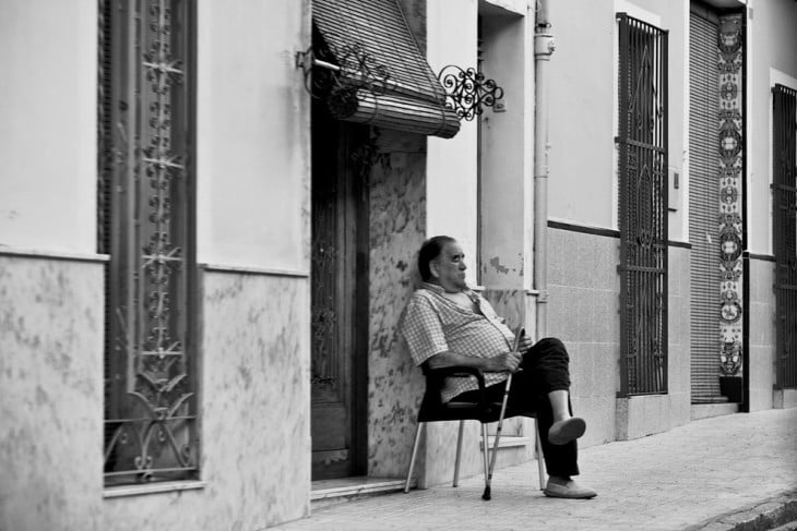 Hombre dormido afuera de la calle 