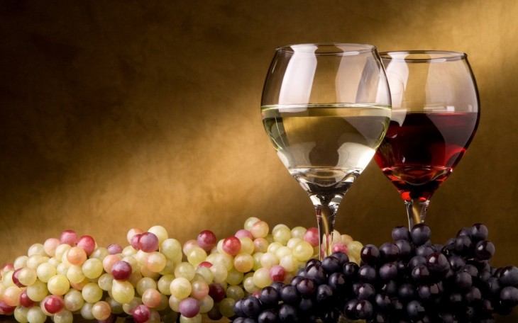 Copas de vino y uvas 