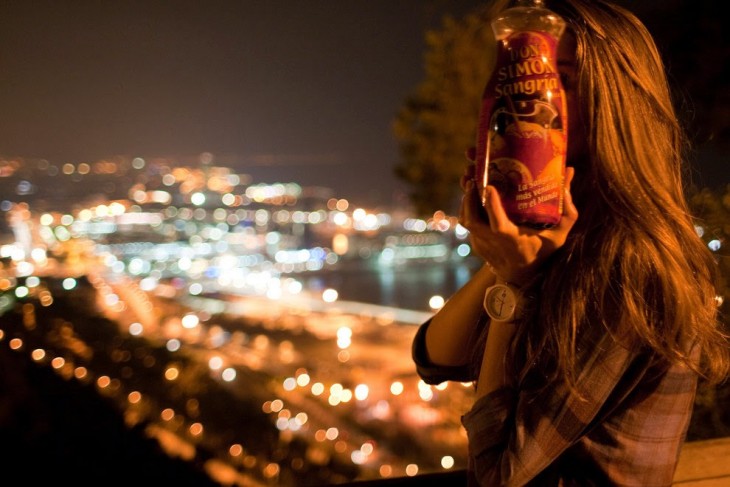 chica frente a una ciudad de noche 