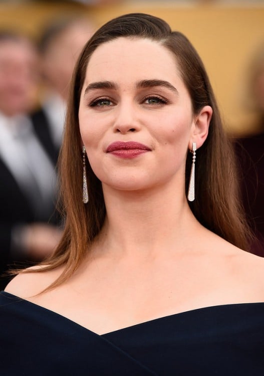 Emilia Clarke con cejas 